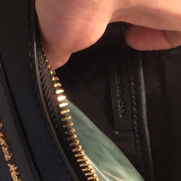 BEAUTIFUL, BRAND NEW MICHAEL KORS BLACK SAFFIANO LEATHER CROSSBODY BAG - Picture 5 of 9